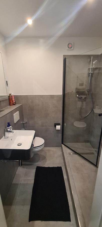 Schoene 2 Zimmer Apartment In Krefeld City, Monteur Wohnung Netflix & Prime Extérieur photo